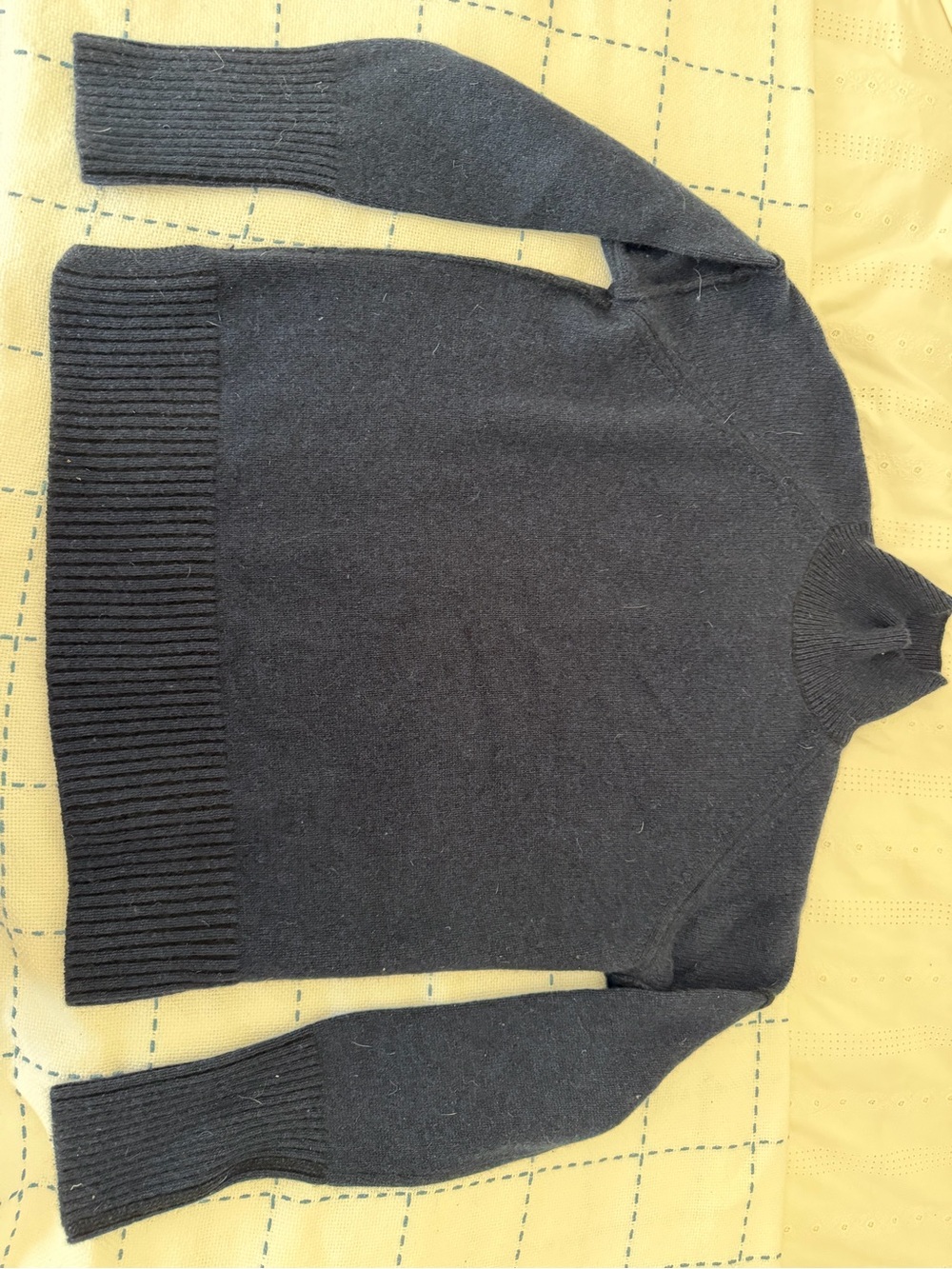 Navy women’s cashmere sweater by Kinross